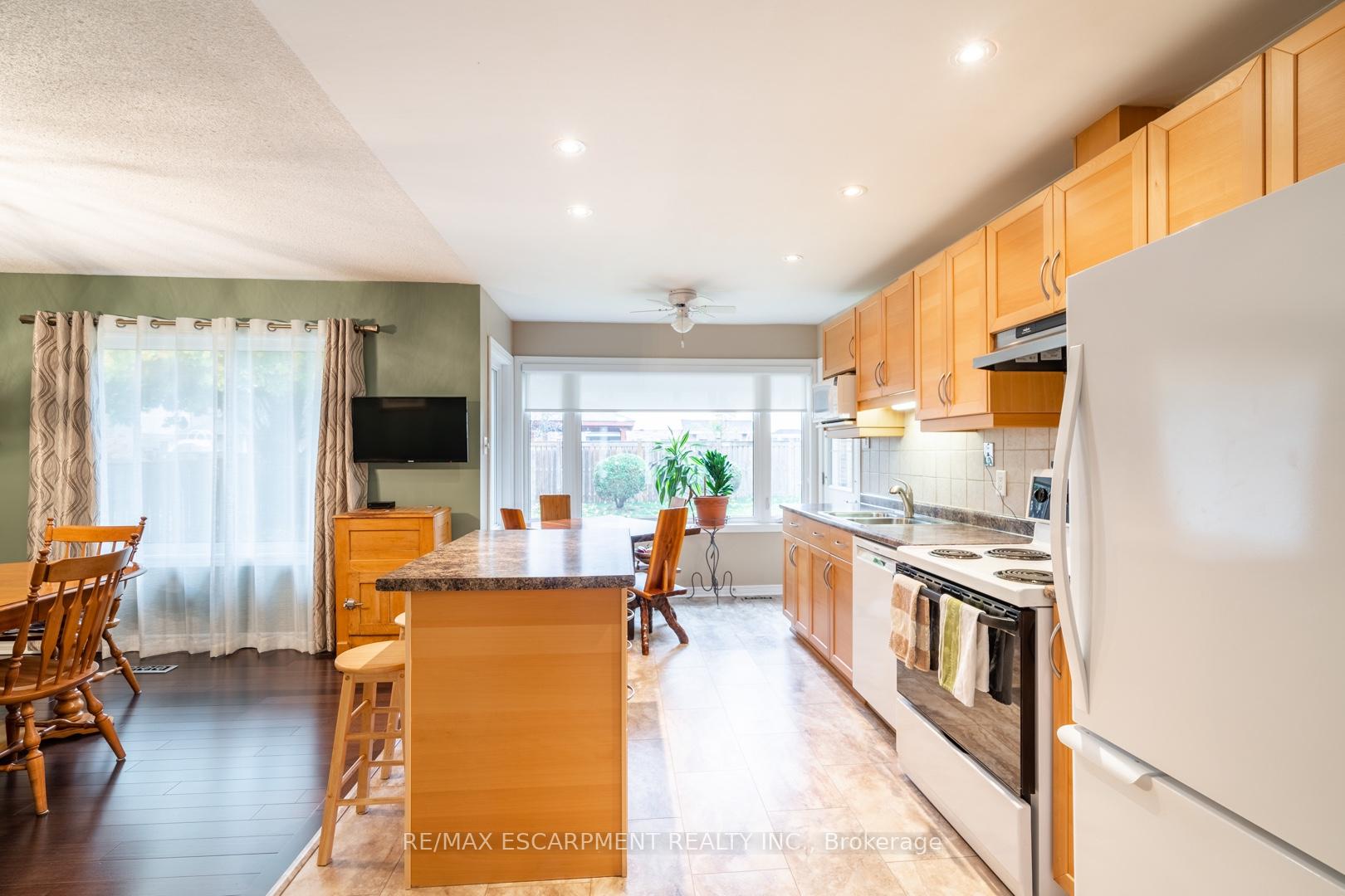 Photo 9 of 375 Melanie Crescent, Hamilton, Ancaster — HOMEH