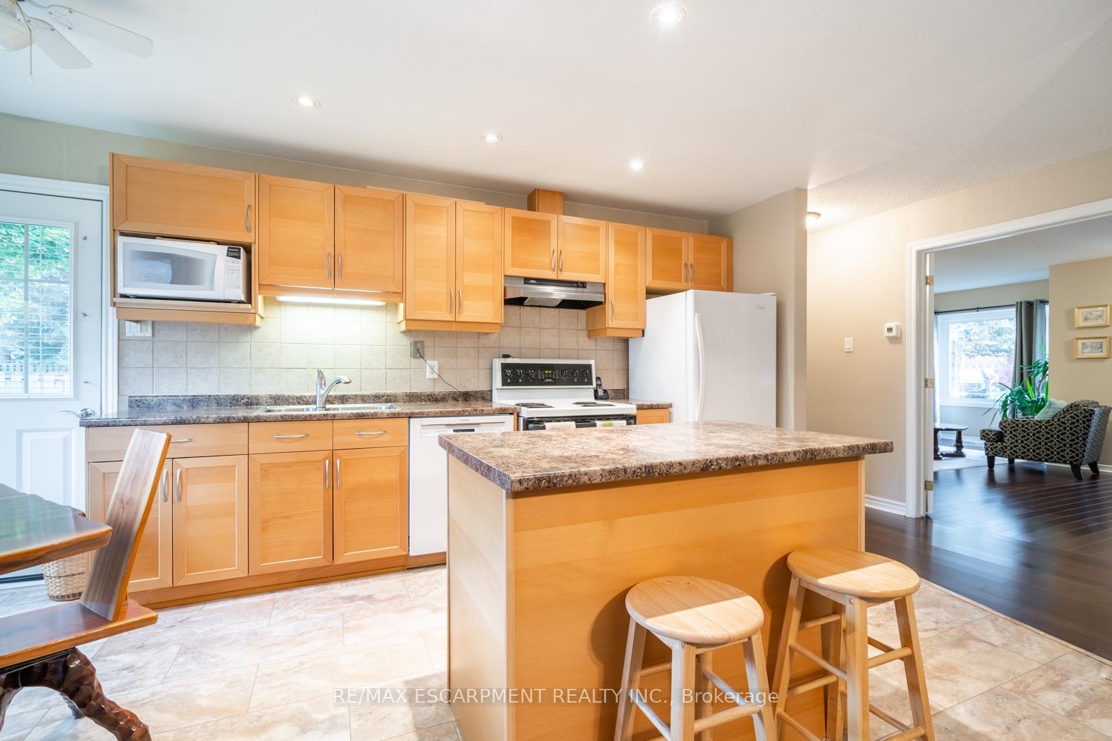 Photo 11 of 375 Melanie Crescent, Hamilton, Ancaster — HOMEH
