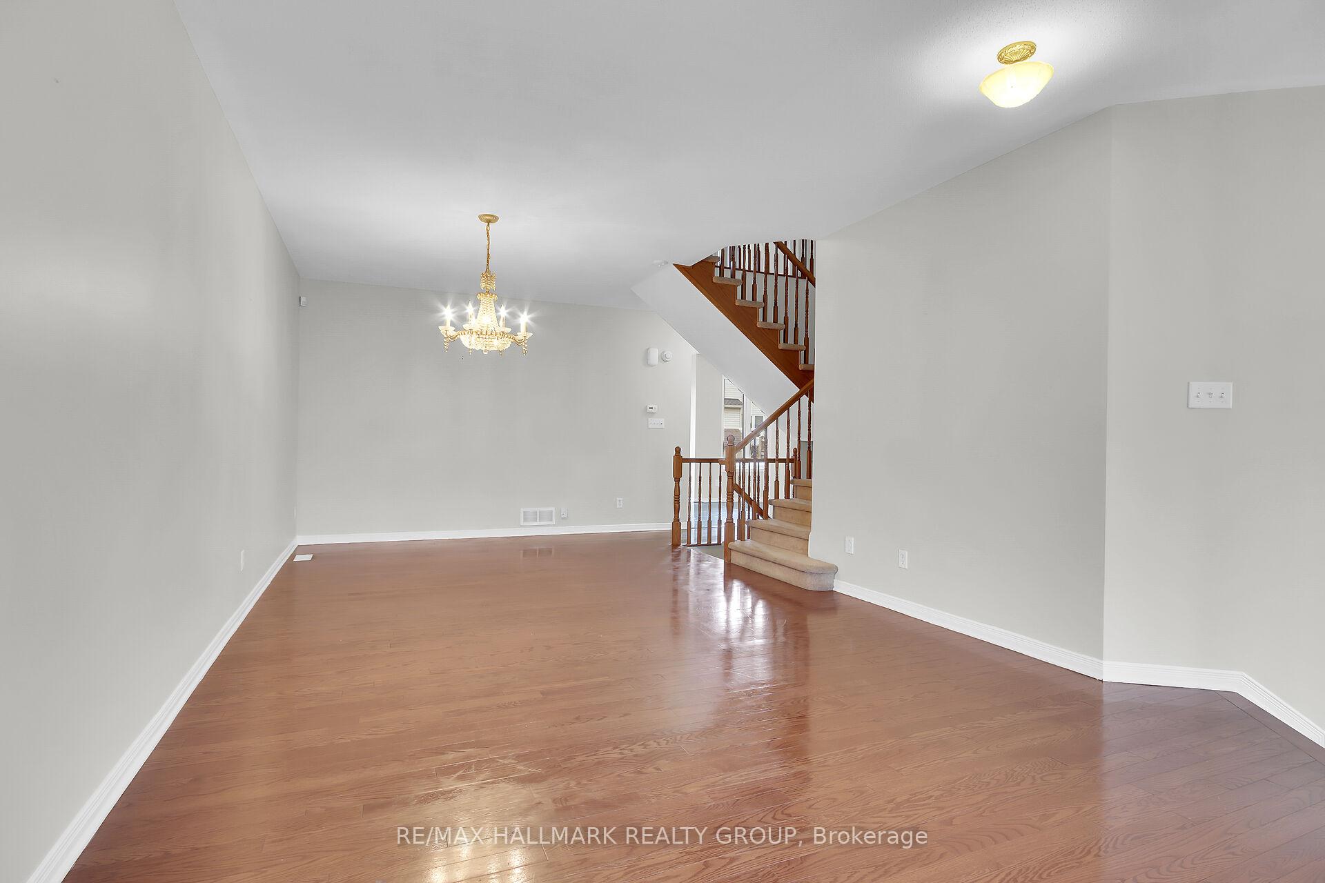 Photo 3 of 714 Clearbrook Drive, Ottawa, Barrhaven - Strandherd — HOMEH