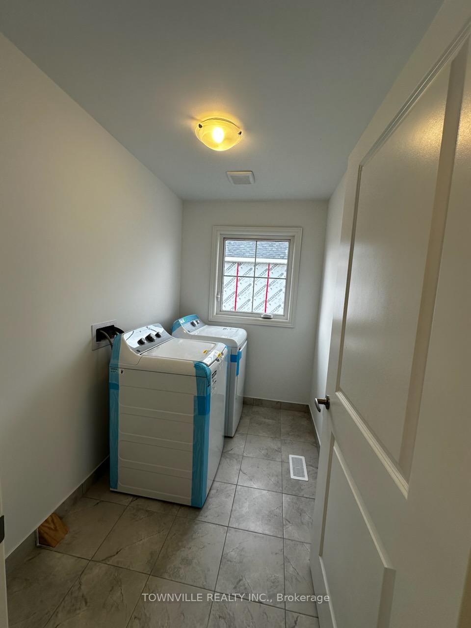 Photo 12 of 38 Bradden Crescent, Belleville, Belleville Ward — HOMEH