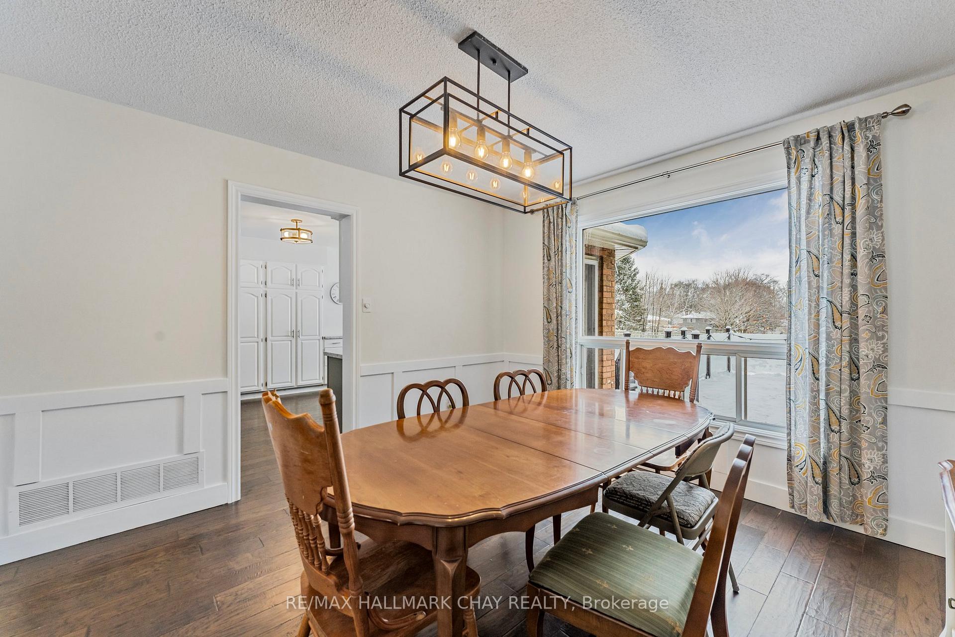 Photo 5 of 15 Callaghan Drive, Barrie, Letitia Heights — HOMEH