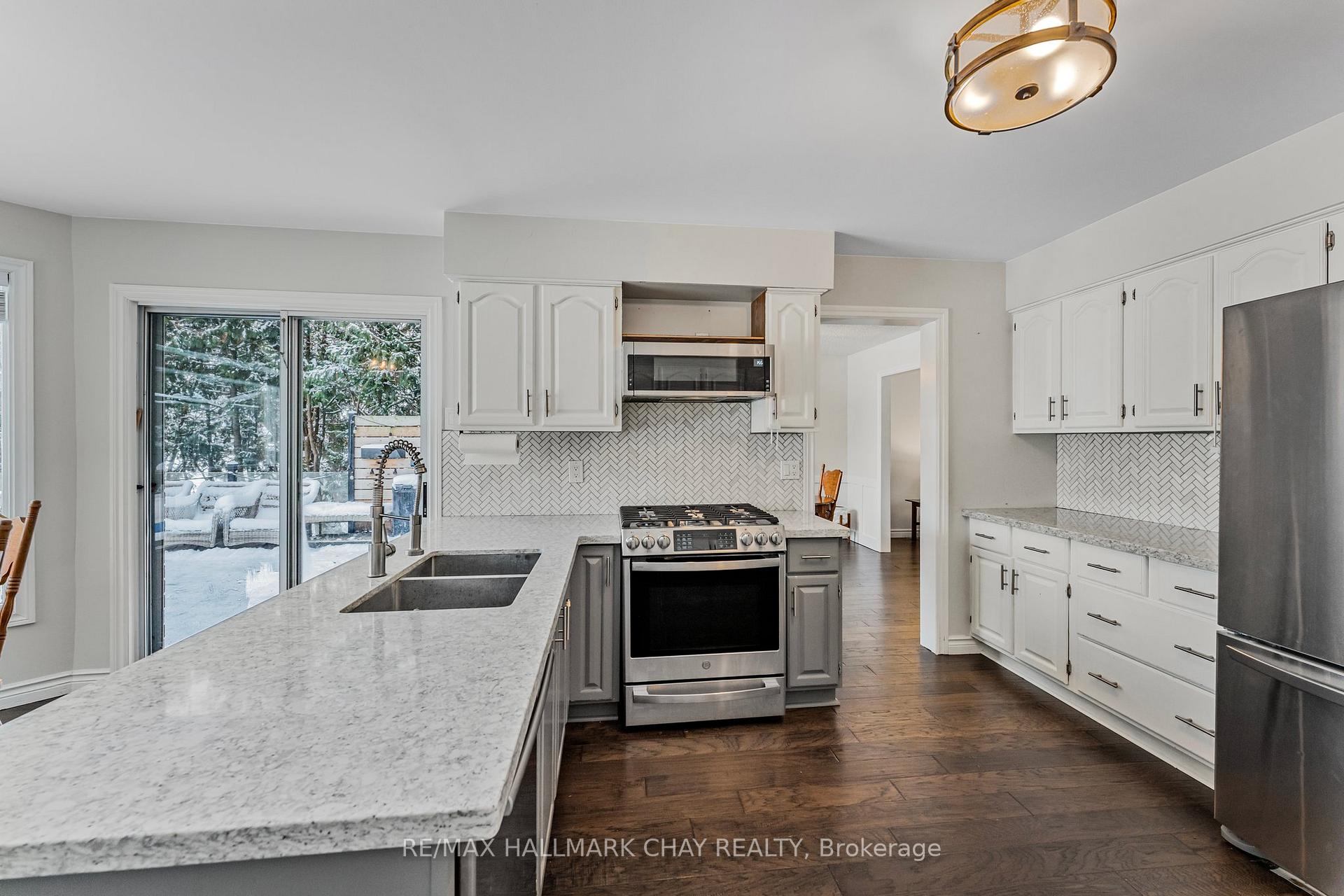 Photo 8 of 15 Callaghan Drive, Barrie, Letitia Heights — HOMEH