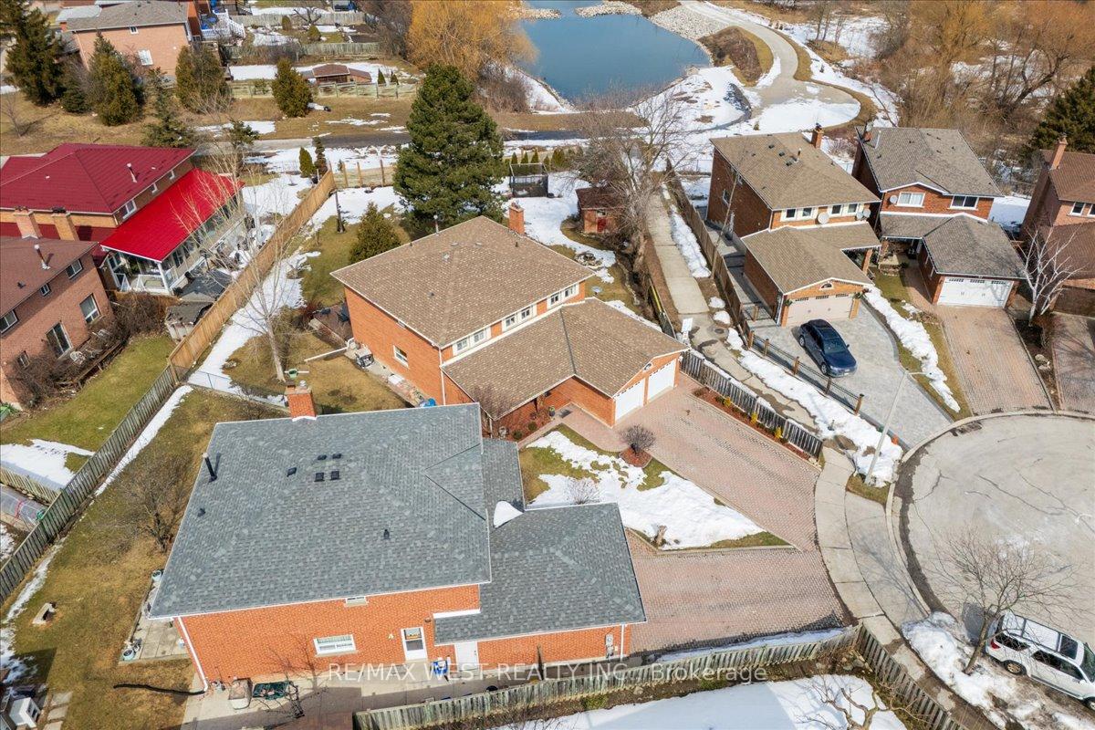 Photo 3 of 66 Partridge Circle, Vaughan, West Woodbridge — HOMEH