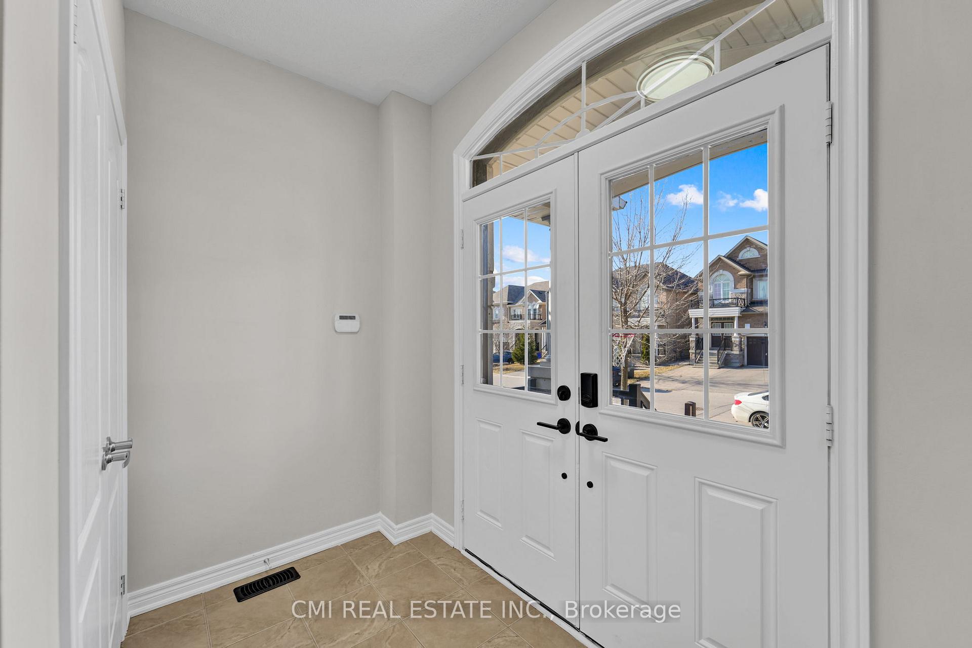 Photo 4 of 71 Lauderdale Drive, Vaughan, Patterson — HOMEH
