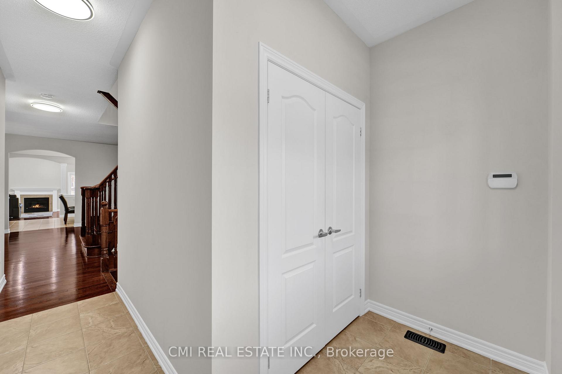 Photo 5 of 71 Lauderdale Drive, Vaughan, Patterson — HOMEH