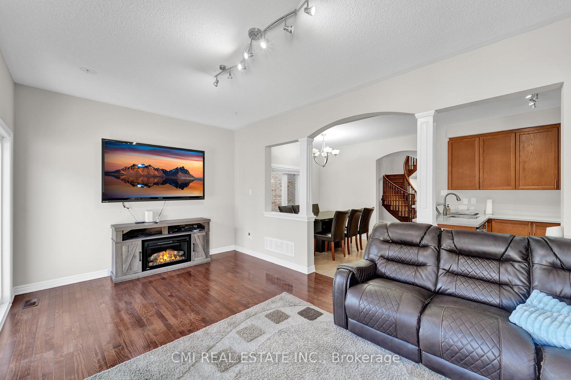 Photo 9 of 71 Lauderdale Drive, Vaughan, Patterson — HOMEH