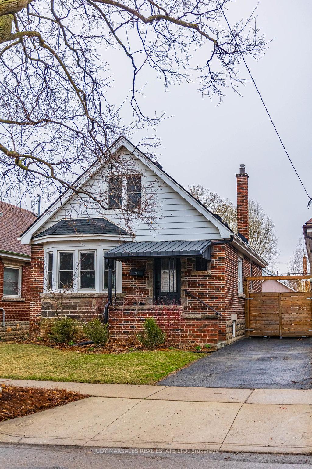Front of 211 Wexford Avenue S