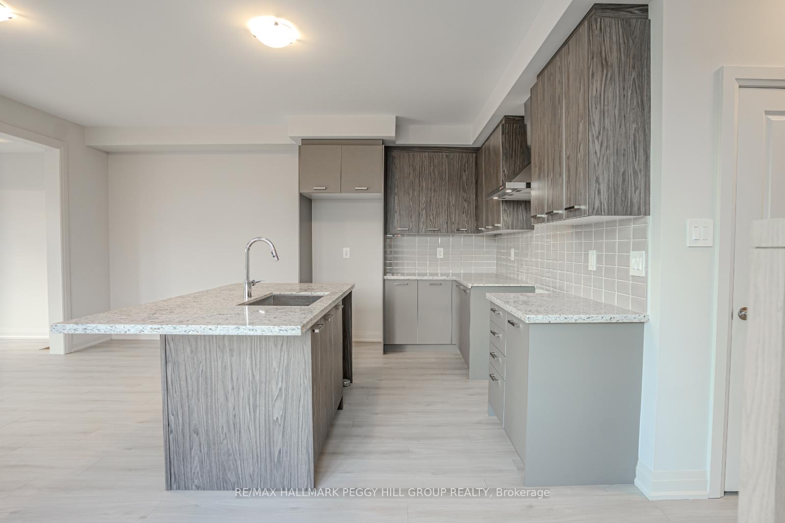 Photo 5 of 1 Amsterdam Drive, Barrie, Rural Barrie Southeast — HOMEH
