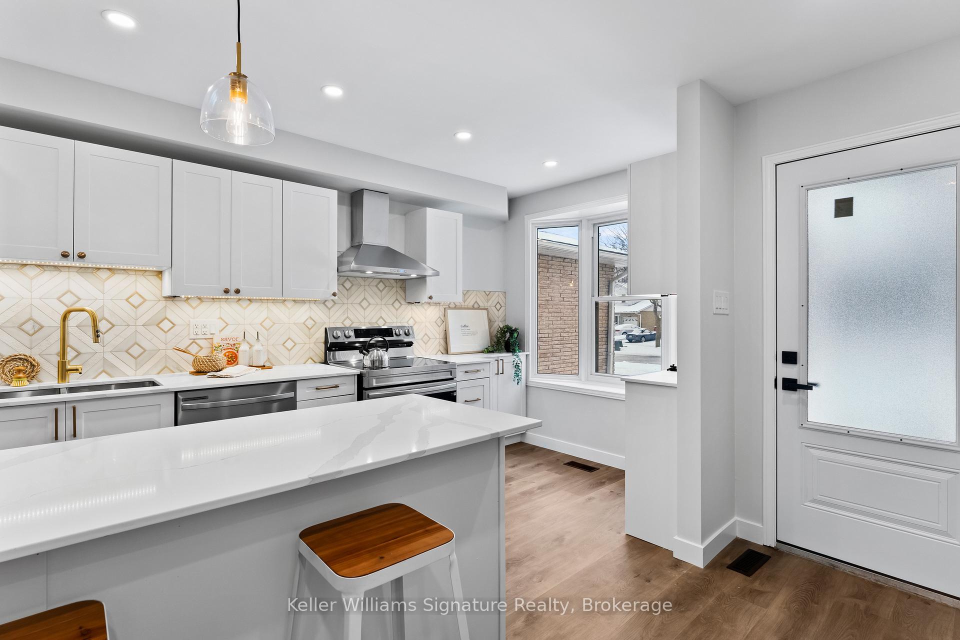 Photo 4 of 2265 Middlesmoor Crescent, Burlington, Brant Hills — HOMEH