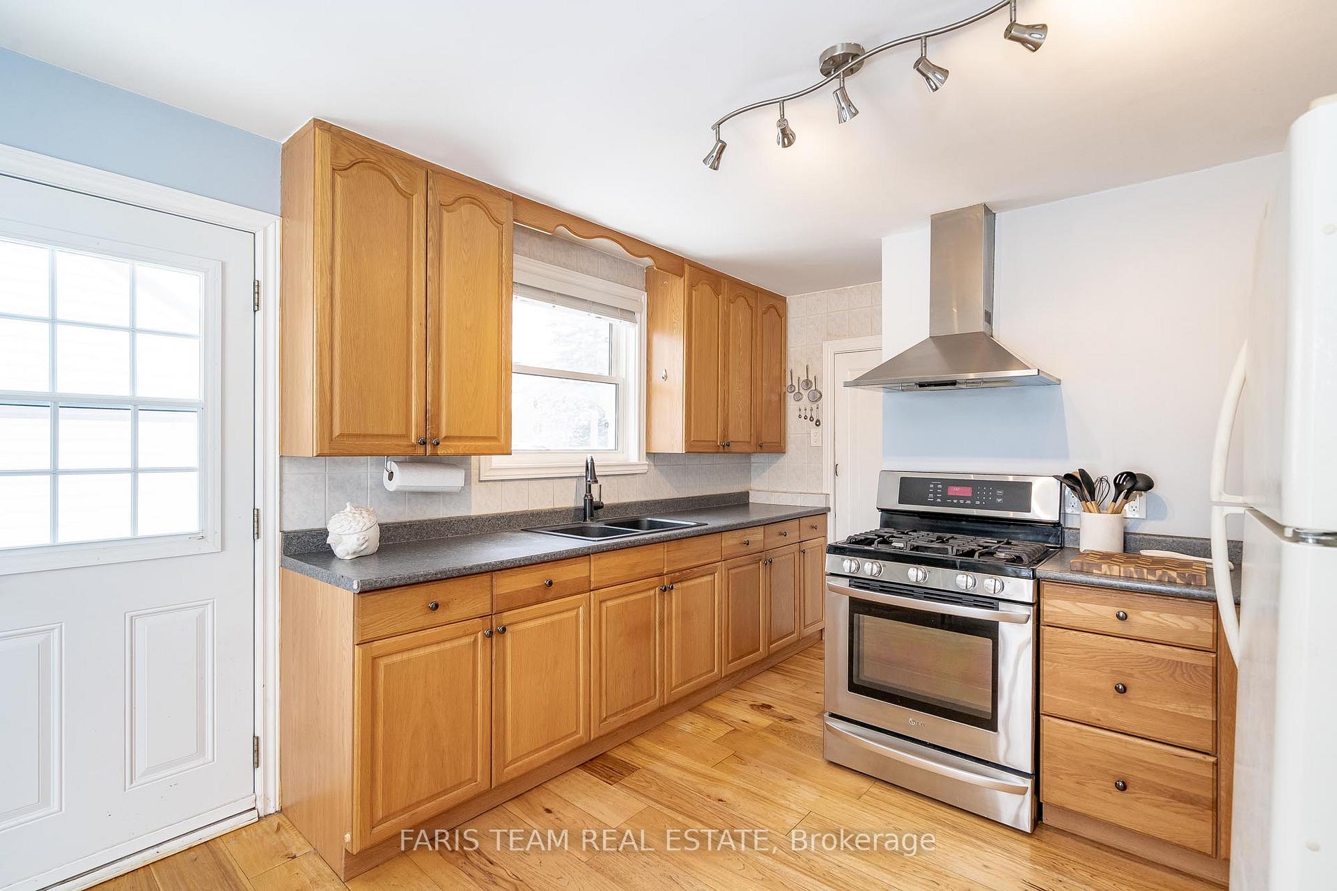 Photo 3 of 150 Clapperton Street, Barrie, Wellington — HOMEH