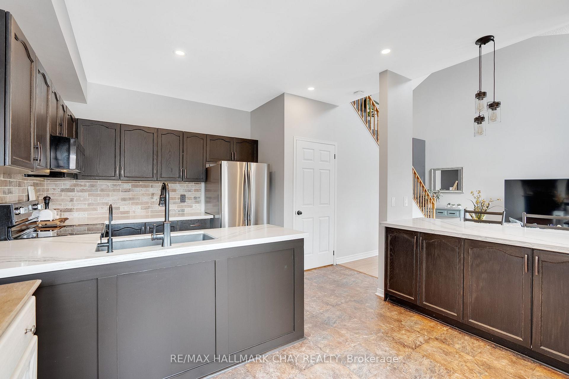 Photo 10 of 231 Mapleton Avenue, Barrie, Holly — HOMEH
