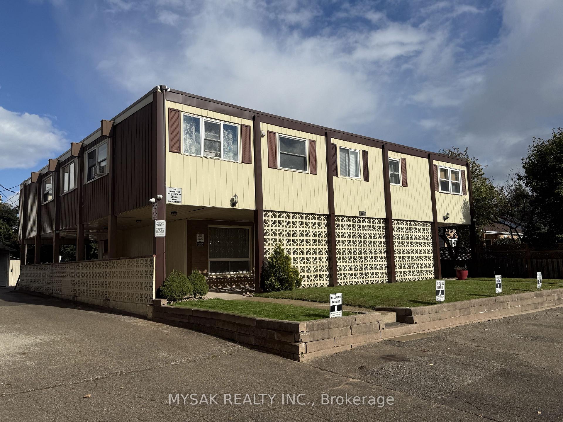 Front of 985 Kingsway Drive