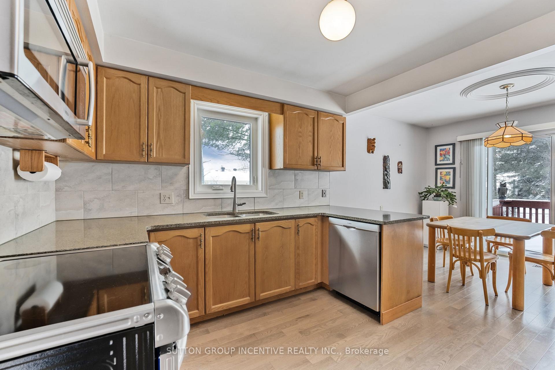Photo 10 of 314 Leacock Drive, Barrie, Letitia Heights — HOMEH