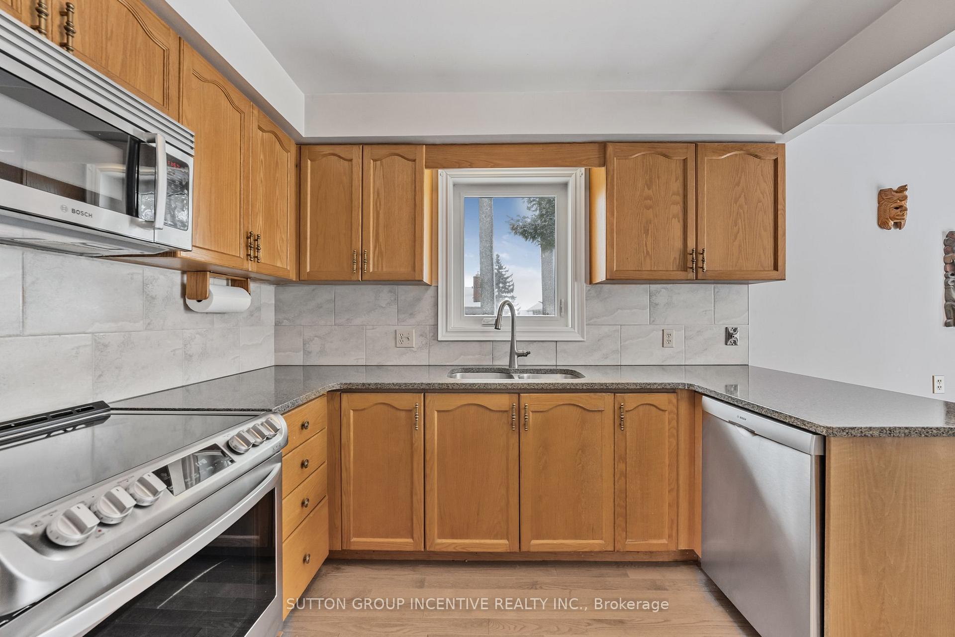 Photo 11 of 314 Leacock Drive, Barrie, Letitia Heights — HOMEH