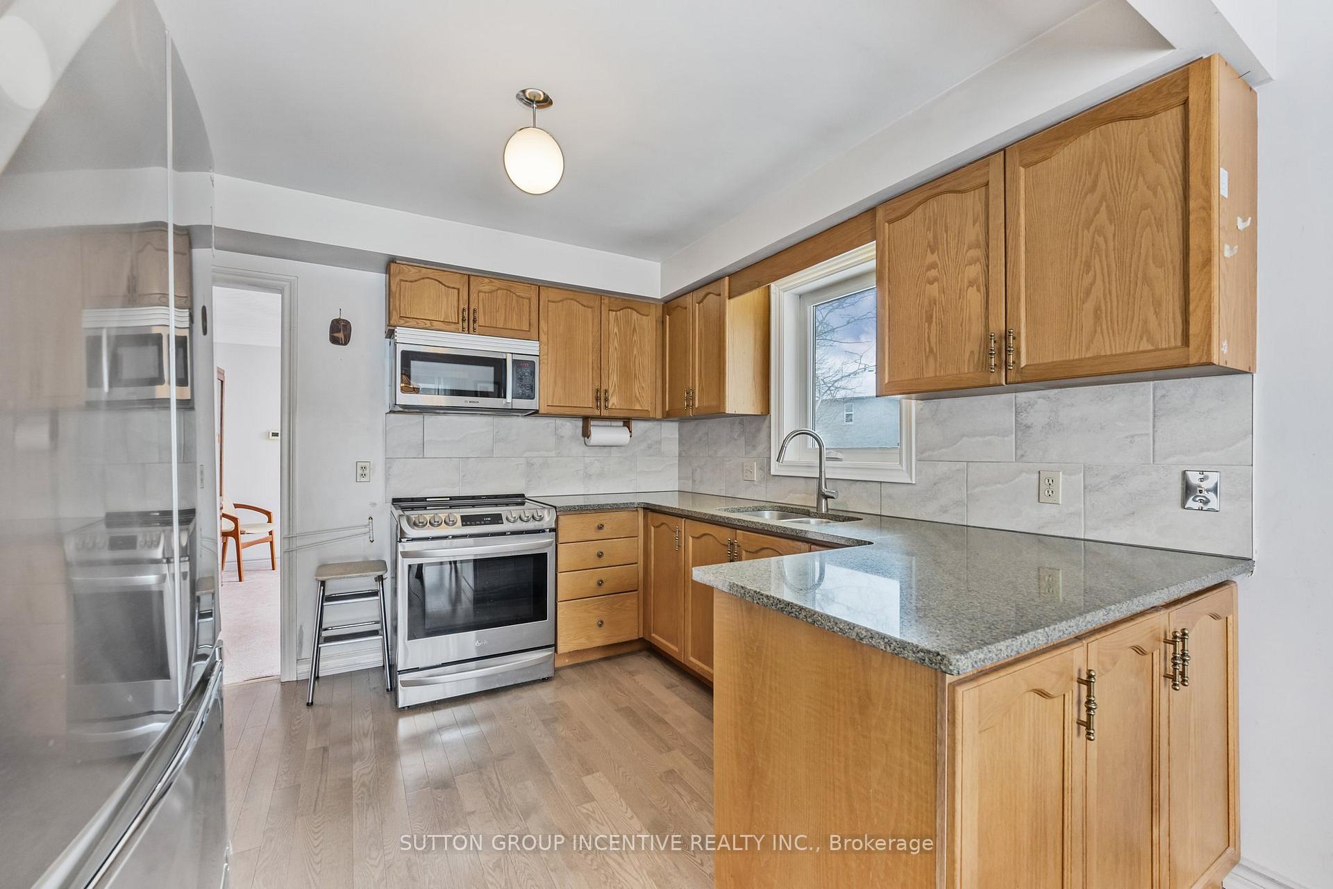 Photo 12 of 314 Leacock Drive, Barrie, Letitia Heights — HOMEH
