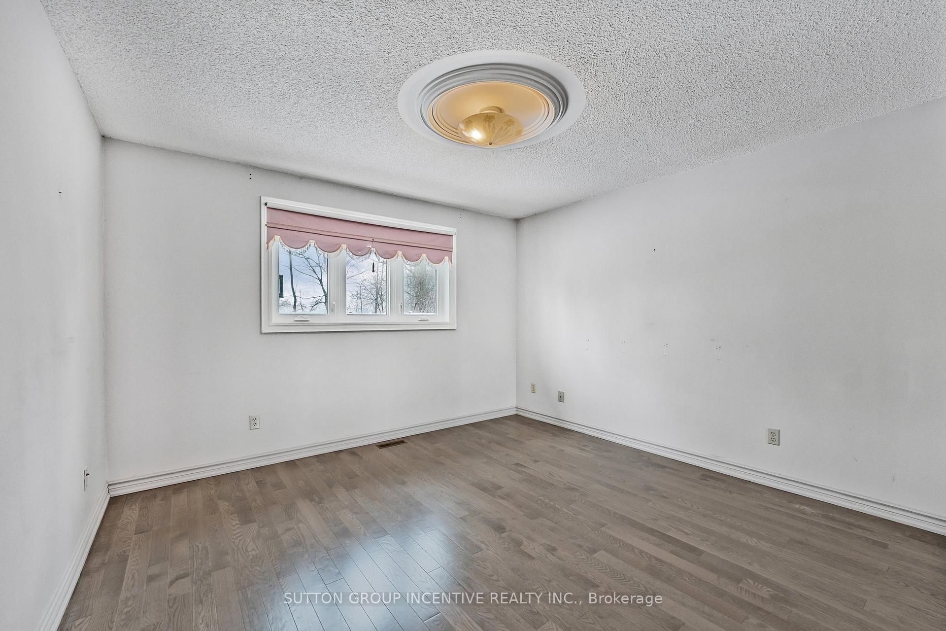 Photo 18 of 314 Leacock Drive, Barrie, Letitia Heights — HOMEH