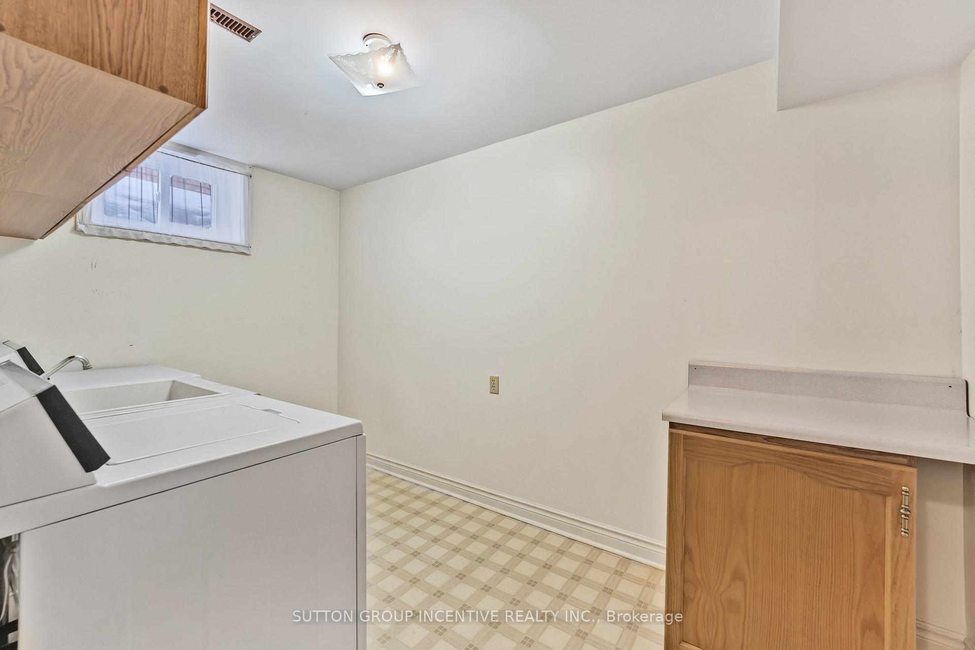 Photo 33 of 314 Leacock Drive, Barrie, Letitia Heights — HOMEH