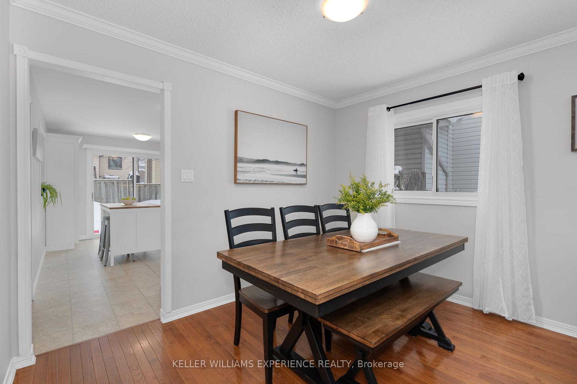 Photo 5 of 18 Carr Drive, Barrie, Letitia Heights — HOMEH