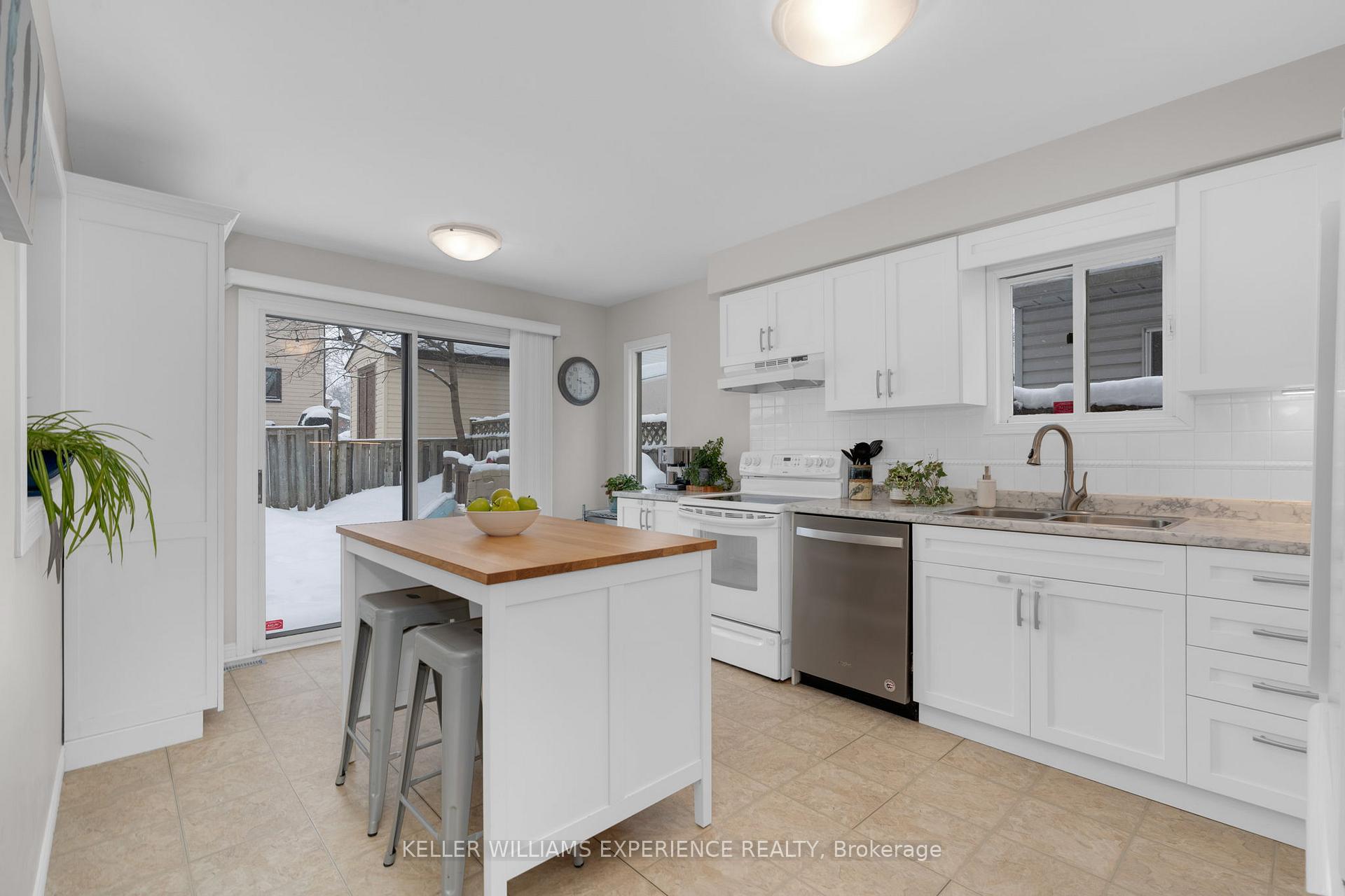 Photo 8 of 18 Carr Drive, Barrie, Letitia Heights — HOMEH