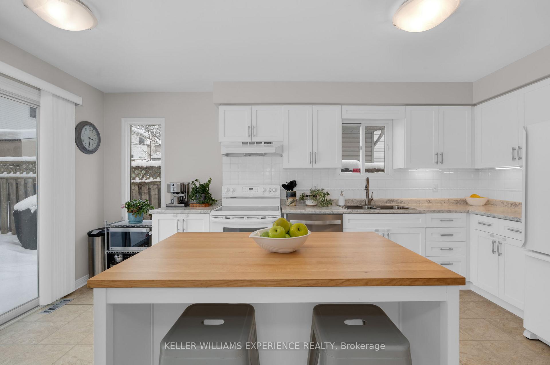 Photo 9 of 18 Carr Drive, Barrie, Letitia Heights — HOMEH