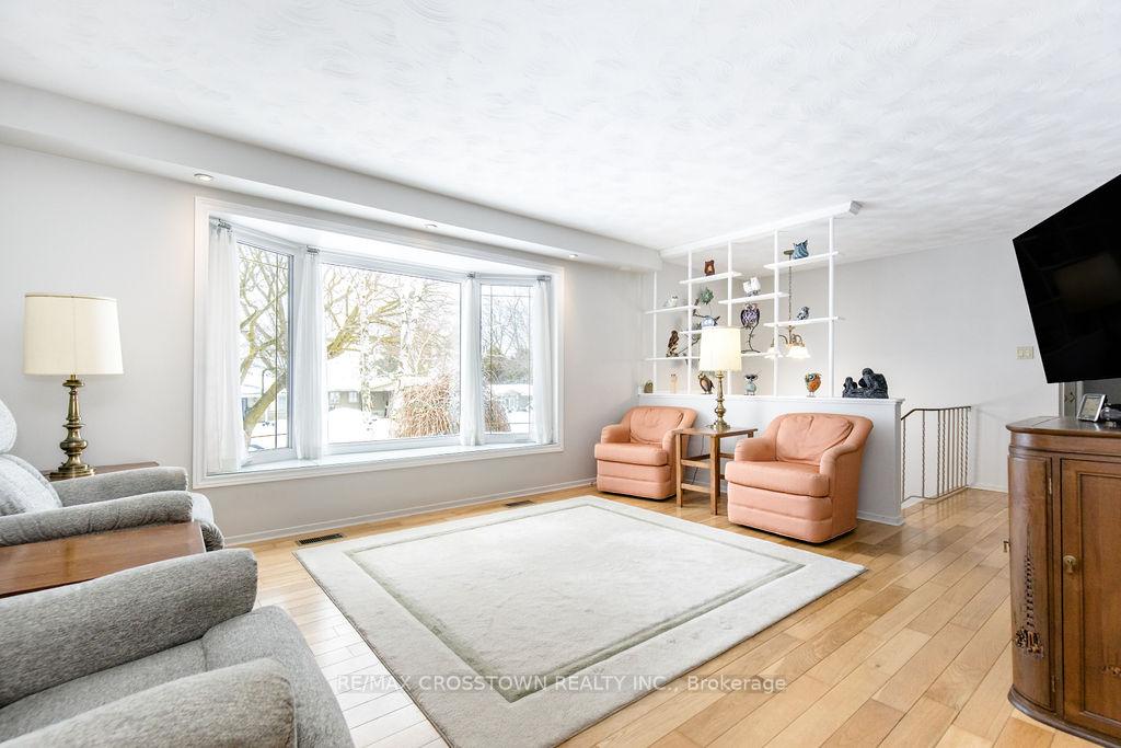 Photo 6 of 55 Woodcrest Road, Barrie, Allandale Heights — HOMEH