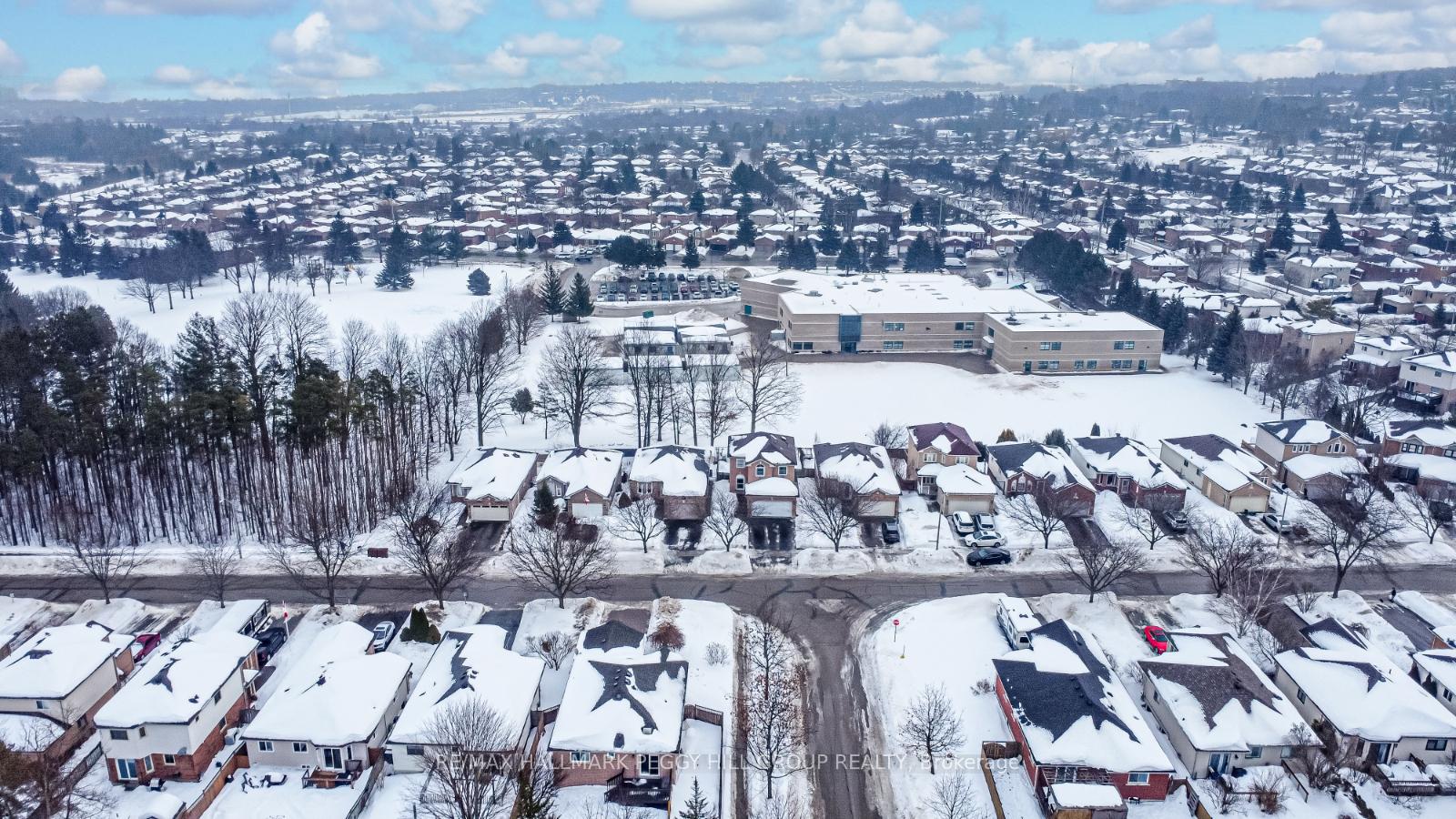 Photo 3 of 35 Nicholson Drive, Barrie, Ardagh — HOMEH