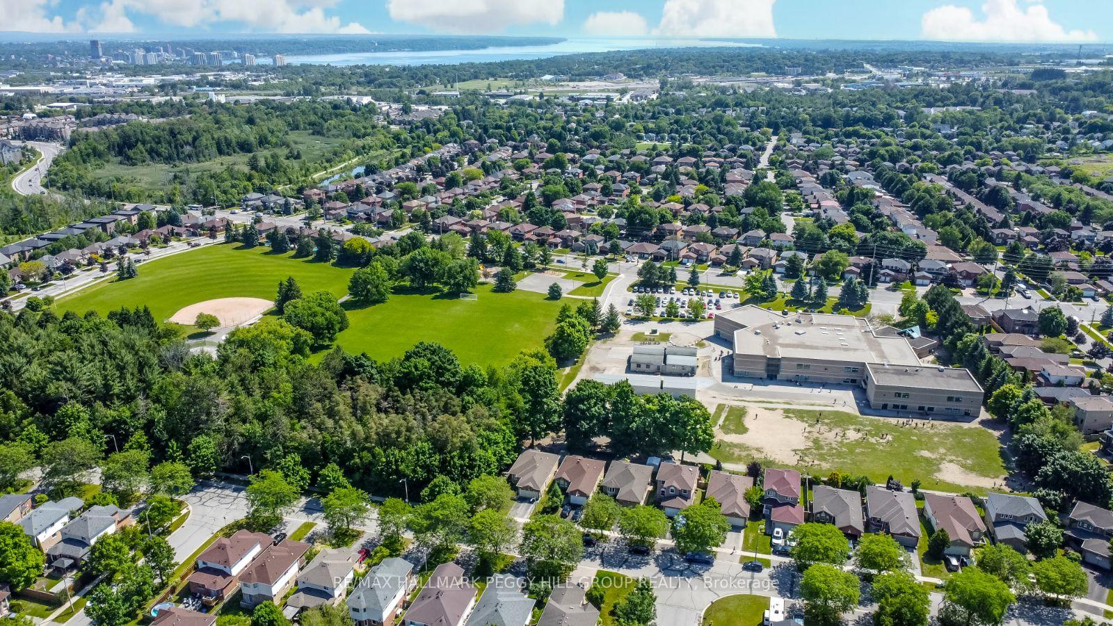 Photo 4 of 35 Nicholson Drive, Barrie, Ardagh — HOMEH