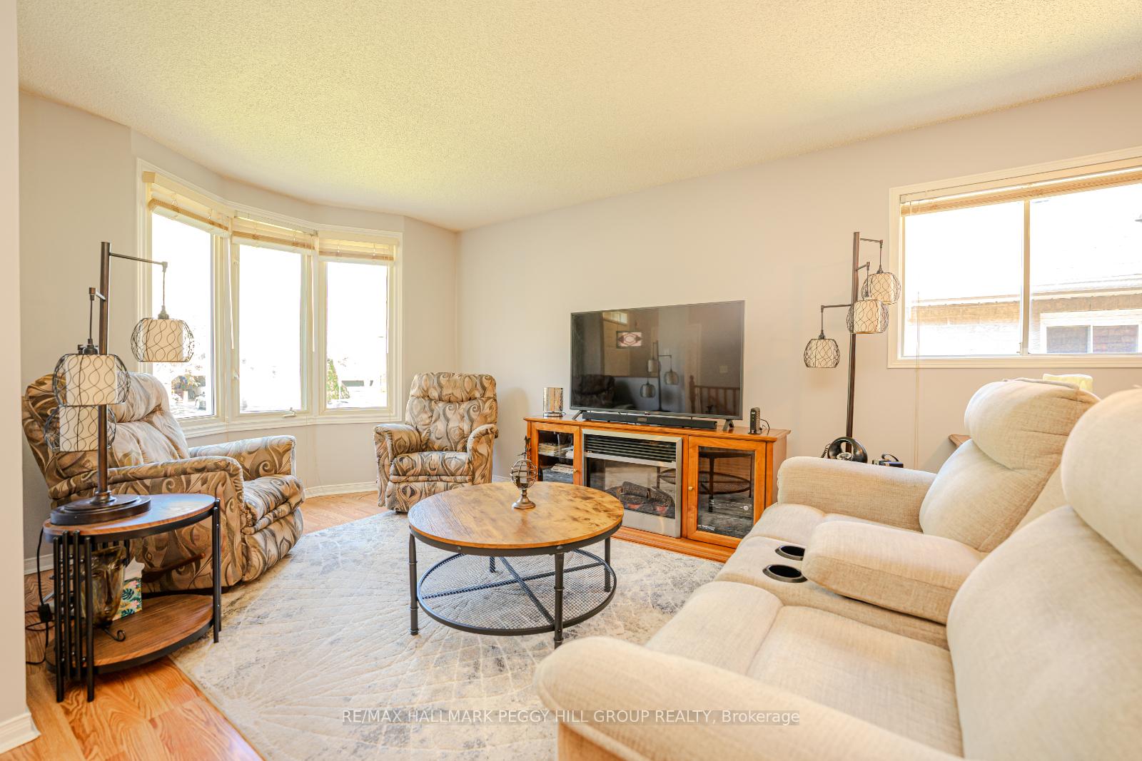 Photo 10 of 35 Nicholson Drive, Barrie, Ardagh — HOMEH