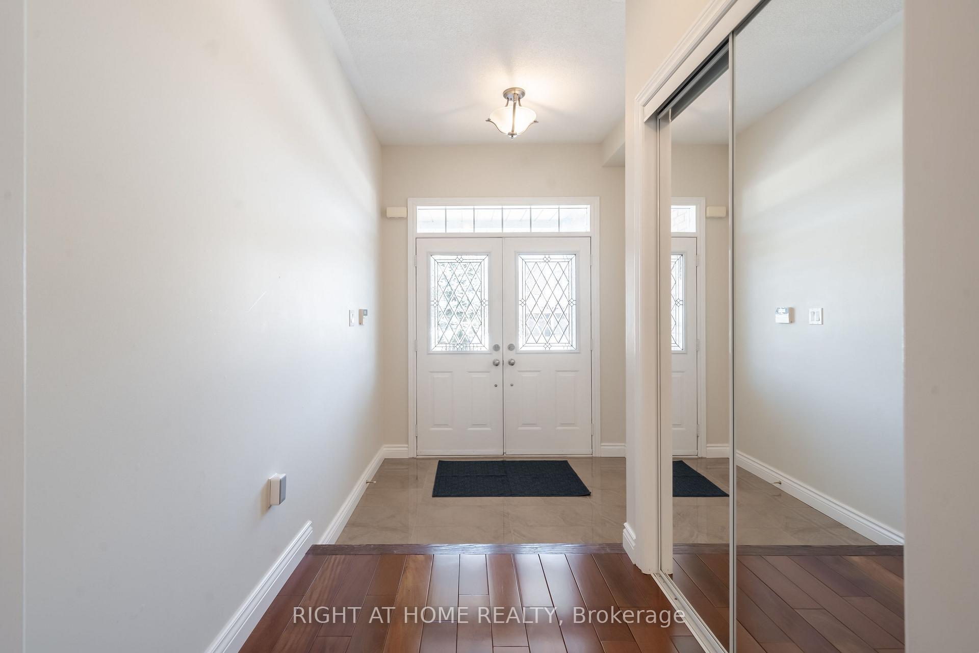 Photo 3 of 320 Tall Grass Crescent, Vaughan, East Woodbridge — HOMEH