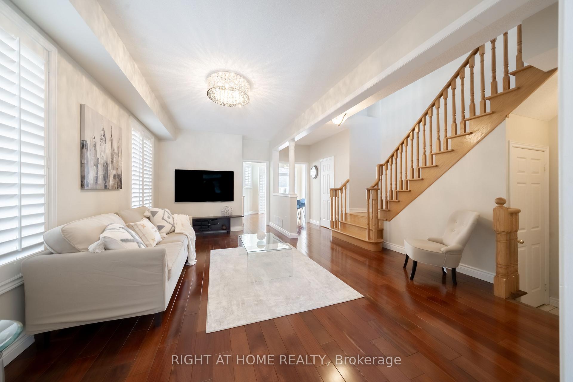Photo 4 of 320 Tall Grass Crescent, Vaughan, East Woodbridge — HOMEH