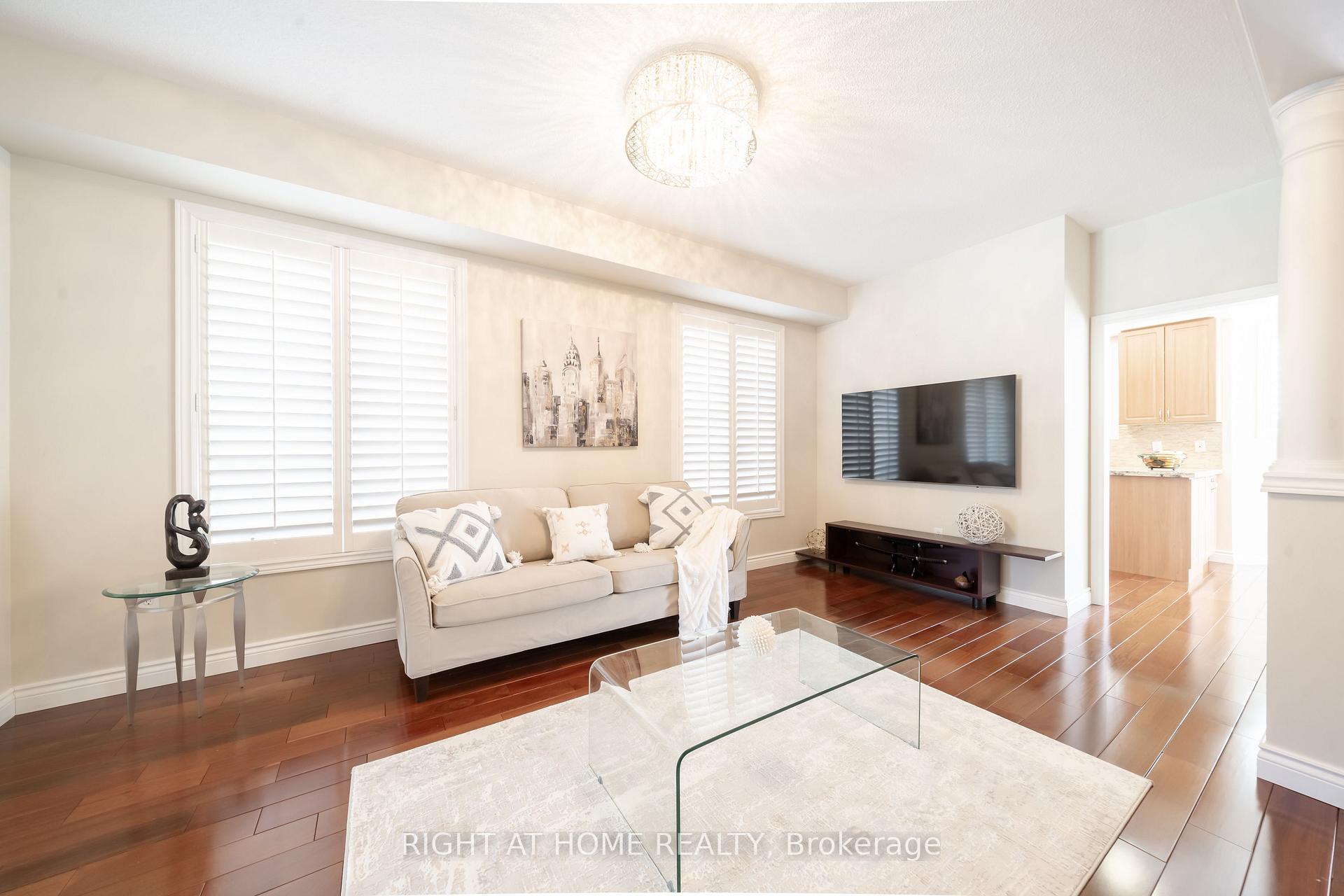 Photo 5 of 320 Tall Grass Crescent, Vaughan, East Woodbridge — HOMEH
