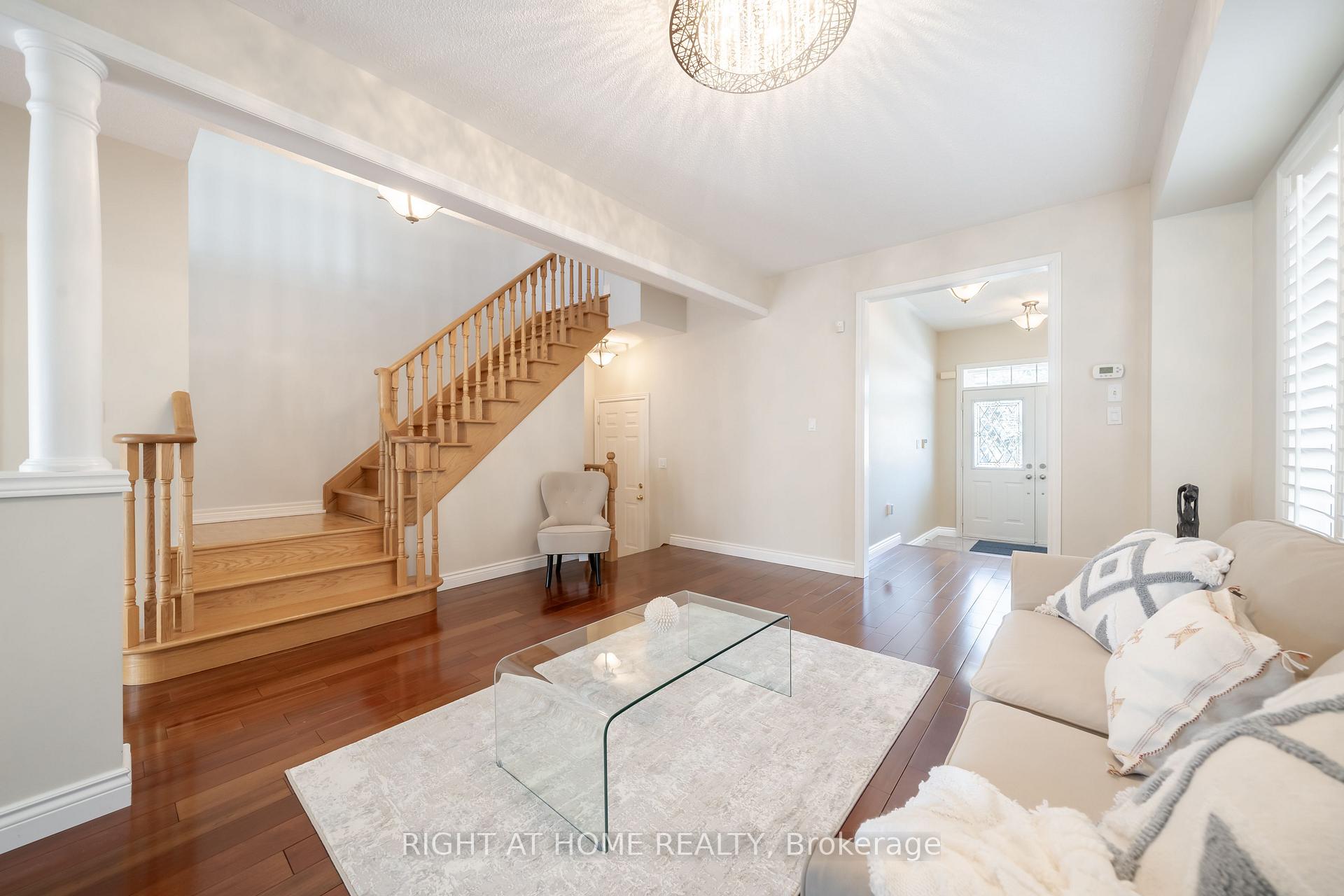 Photo 7 of 320 Tall Grass Crescent, Vaughan, East Woodbridge — HOMEH