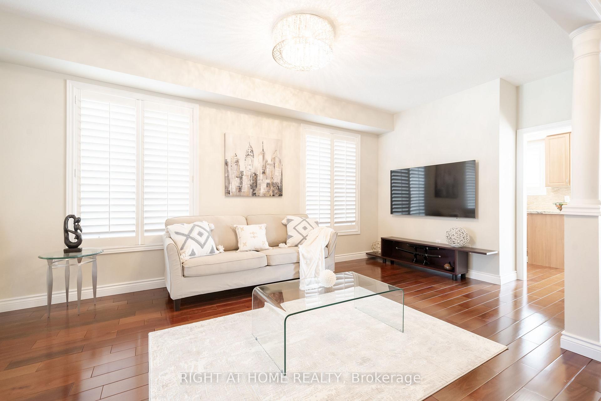 Photo 9 of 320 Tall Grass Crescent, Vaughan, East Woodbridge — HOMEH