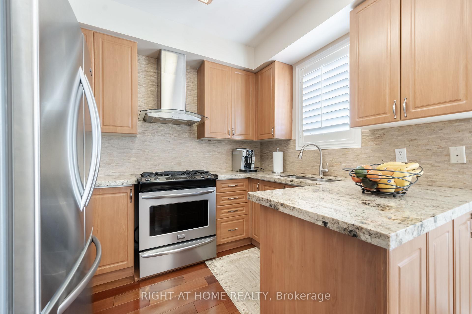 Photo 13 of 320 Tall Grass Crescent, Vaughan, East Woodbridge — HOMEH