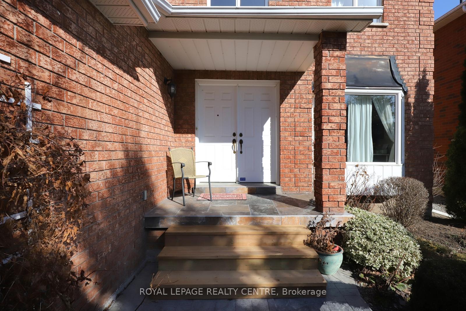 Photo 5 of 126 Gladstone Avenue, Vaughan, Maple — HOMEH