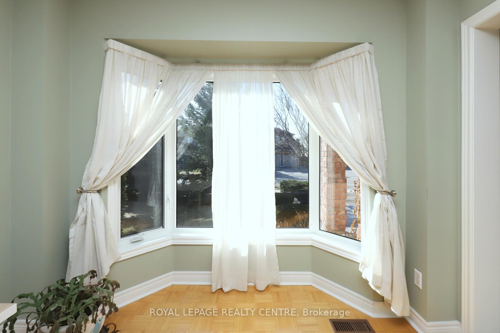 Photo 10 of 126 Gladstone Avenue, Vaughan, Maple — HOMEH