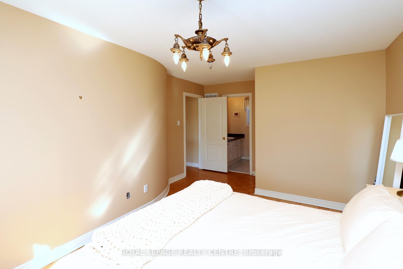 Photo 23 of 126 Gladstone Avenue, Vaughan, Maple — HOMEH