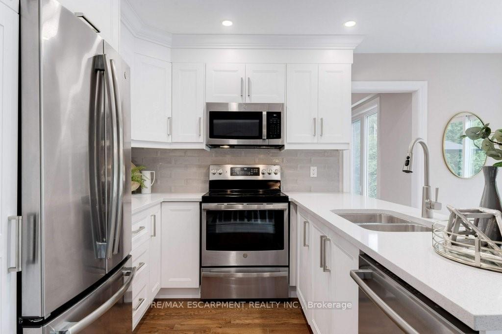 Photo 10 of 2182 Maplewood Drive, Burlington, Brant — HOMEH