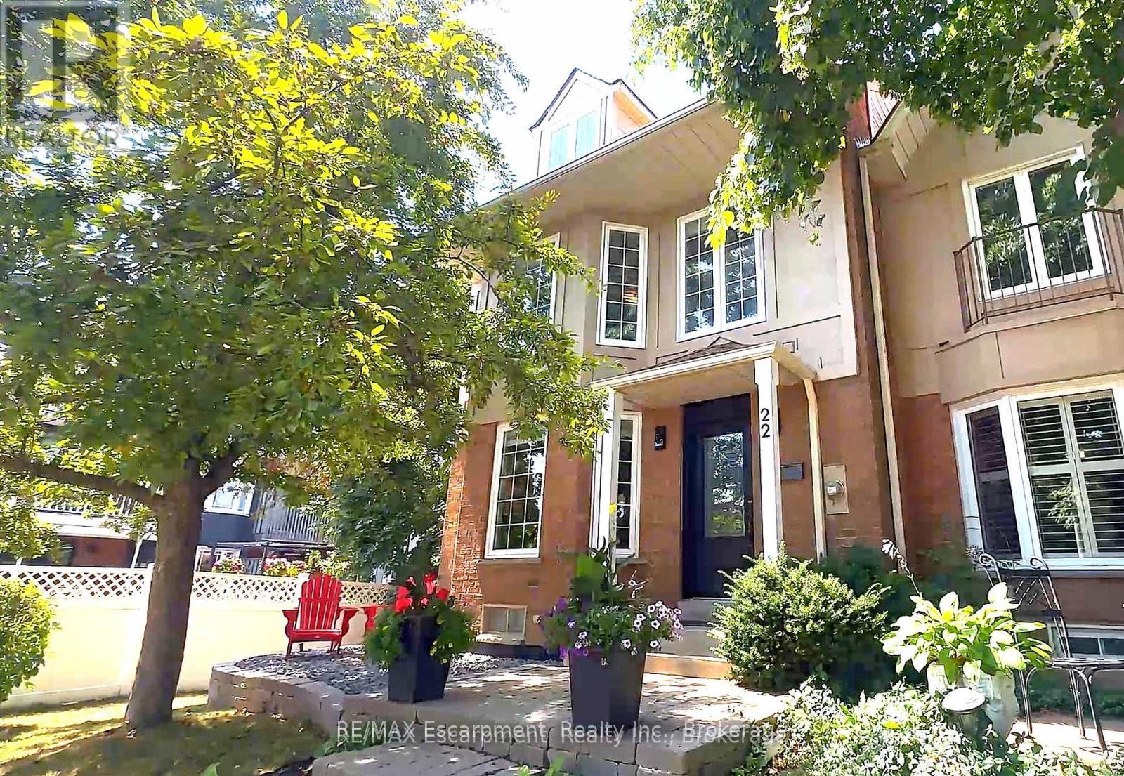 Photo 2 of 22 Waterford Crescent, Hamilton, Stoney Creek — HOMEH