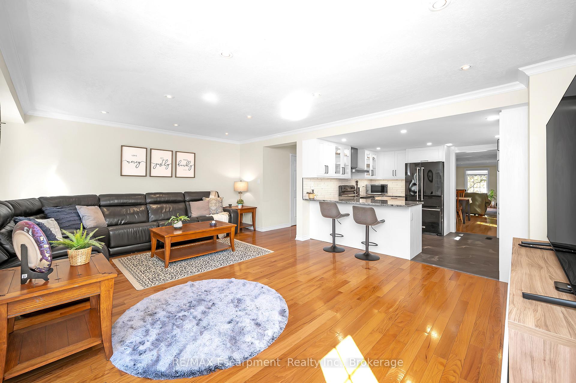 Photo 11 of 22 Waterford Crescent, Hamilton, Stoney Creek — HOMEH