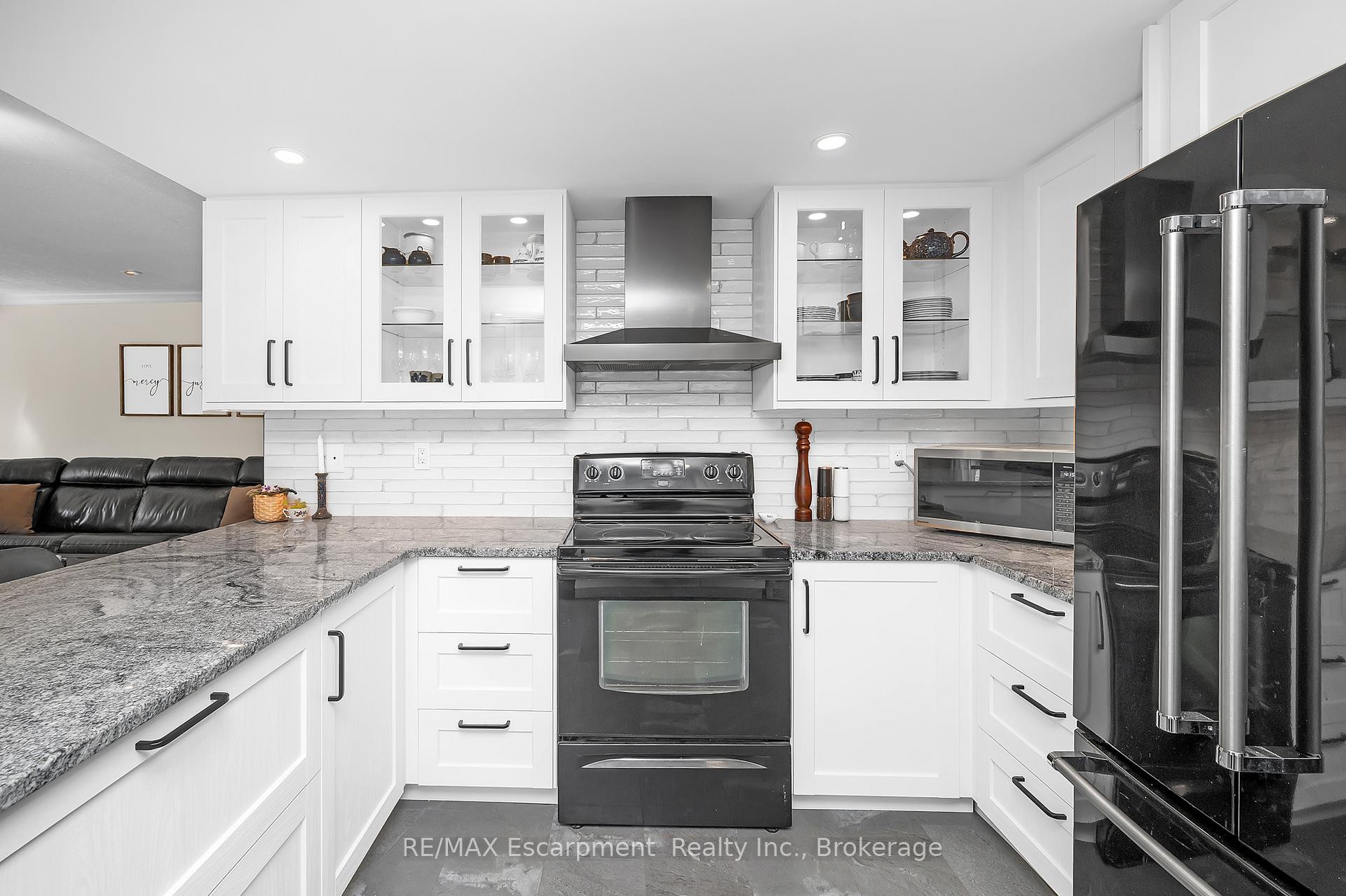 Photo 12 of 22 Waterford Crescent, Hamilton, Stoney Creek — HOMEH