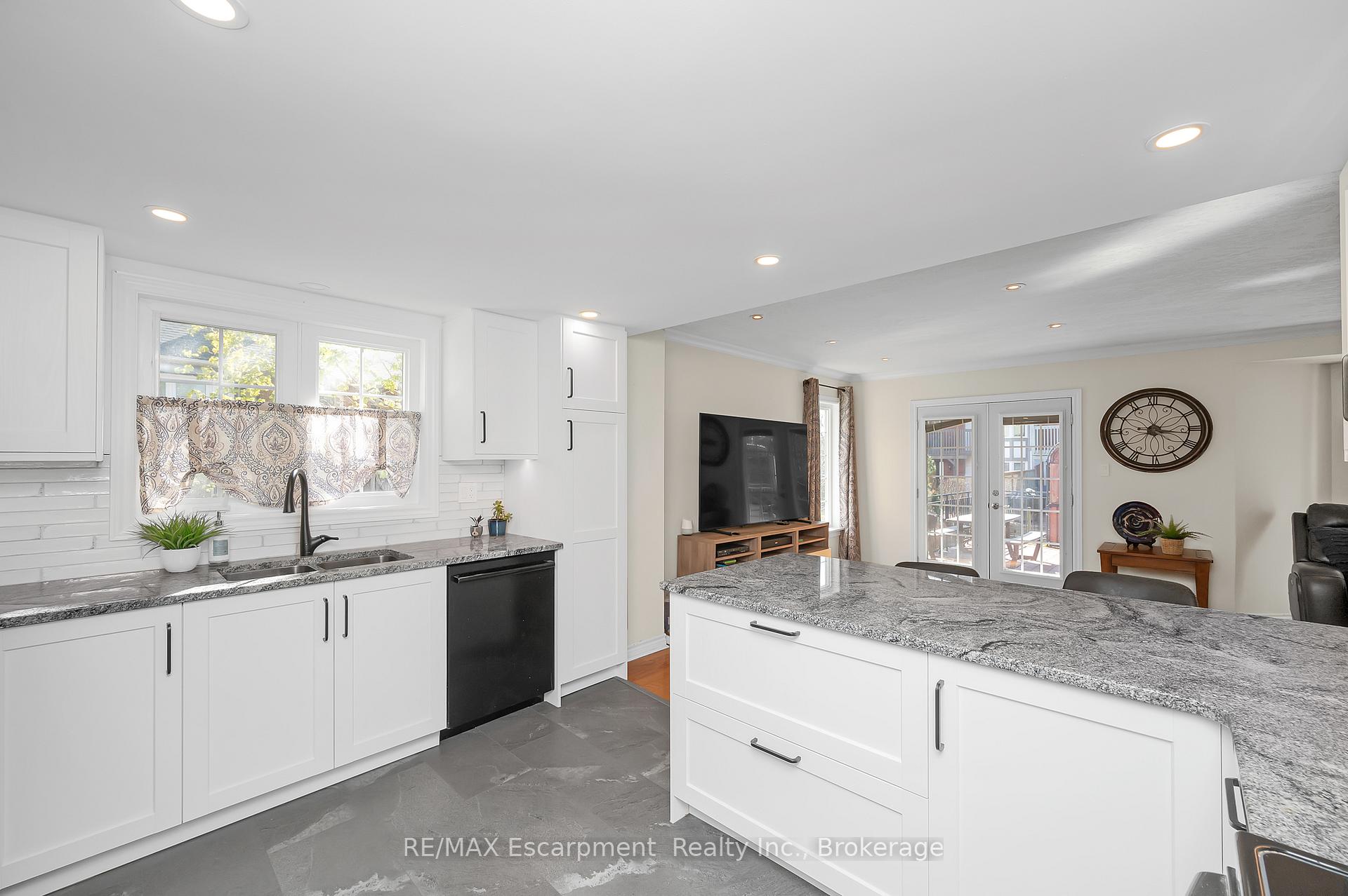 Photo 13 of 22 Waterford Crescent, Hamilton, Stoney Creek — HOMEH