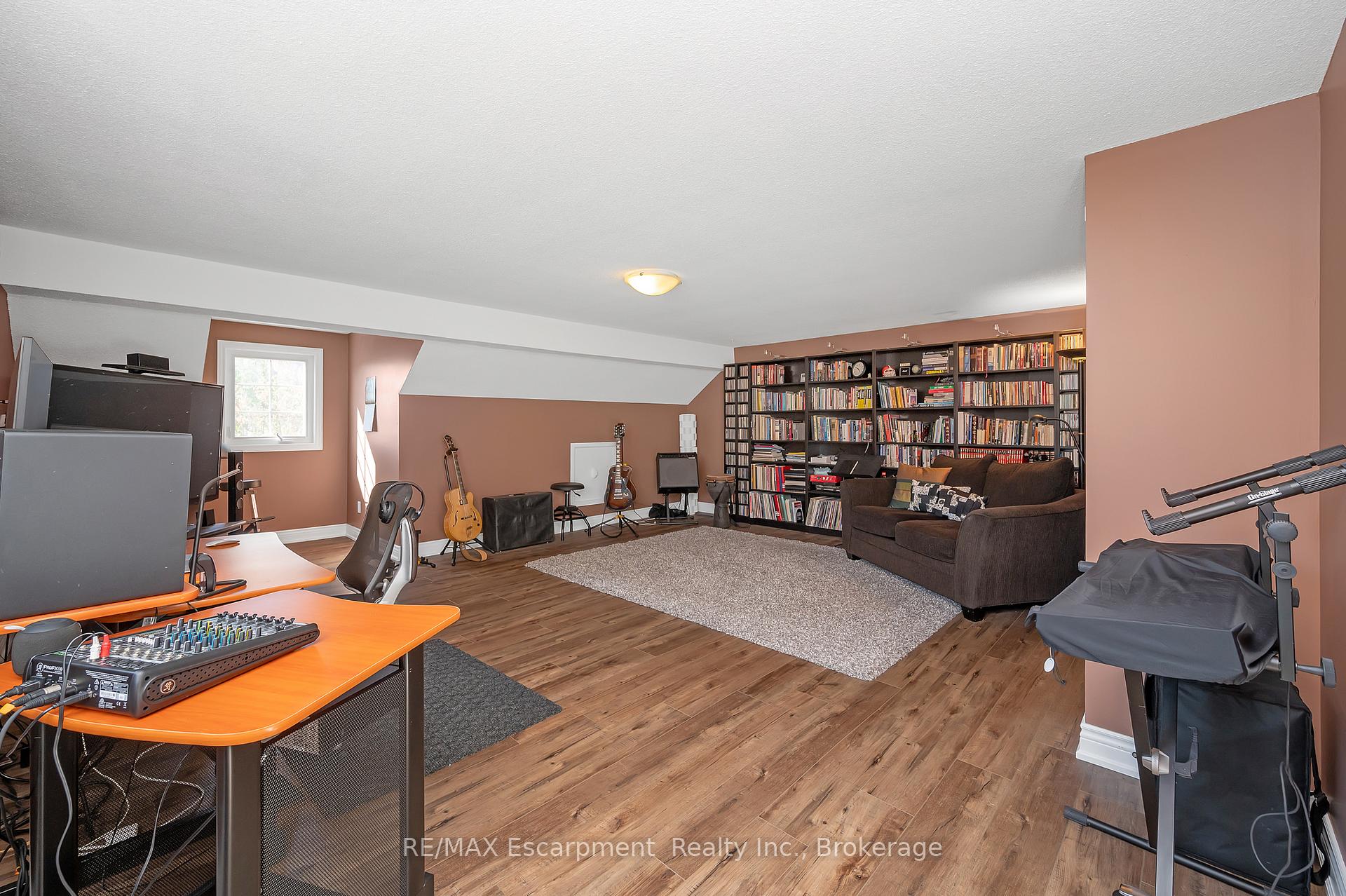 Photo 26 of 22 Waterford Crescent, Hamilton, Stoney Creek — HOMEH