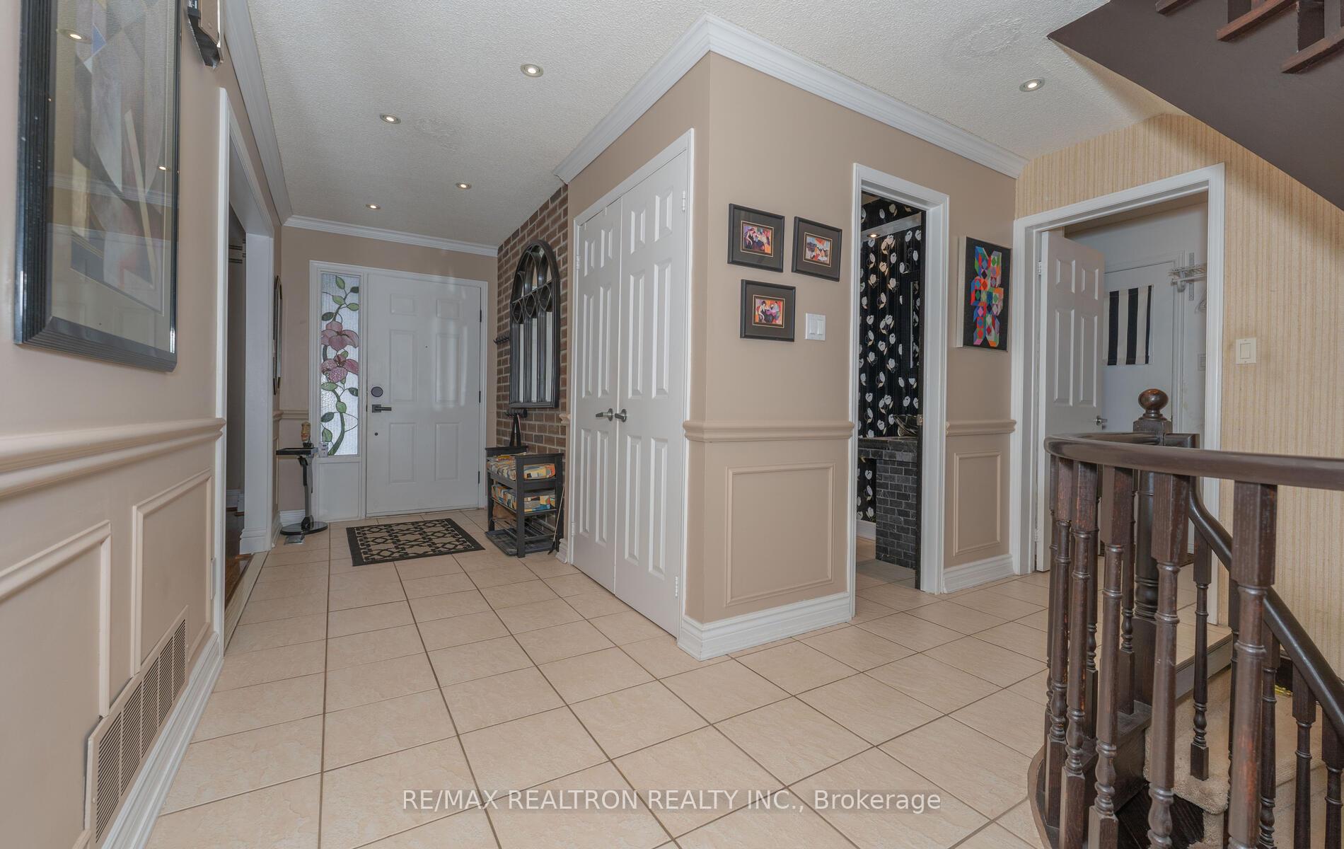 Photo 4 of 233 Spring Gate Boulevard, Vaughan, Crestwood-Springfarm-Yorkhill — HOMEH