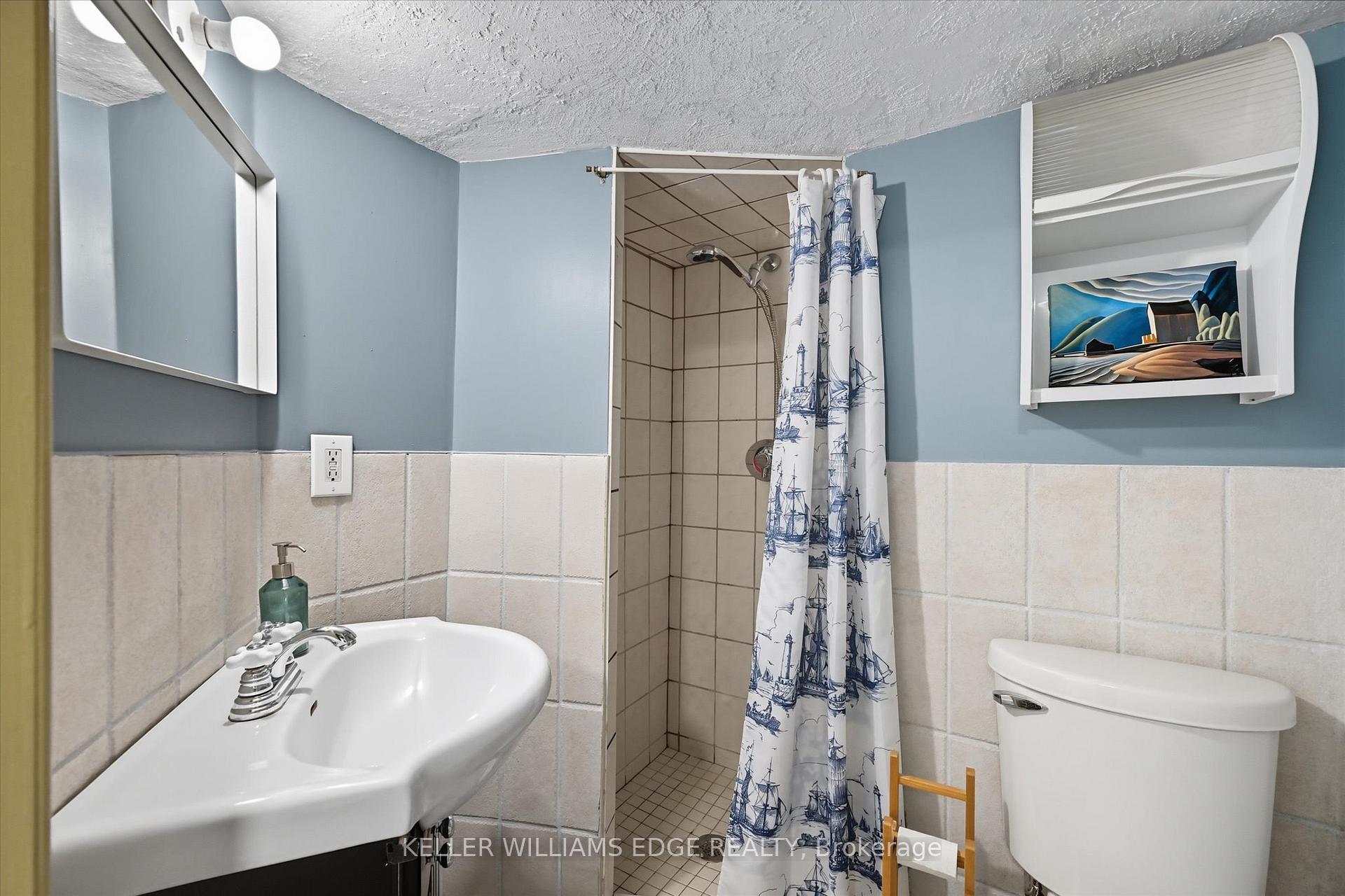 Photo 2 of 239 Rosslyn Avenue N, Hamilton, Crown Point — HOMEH