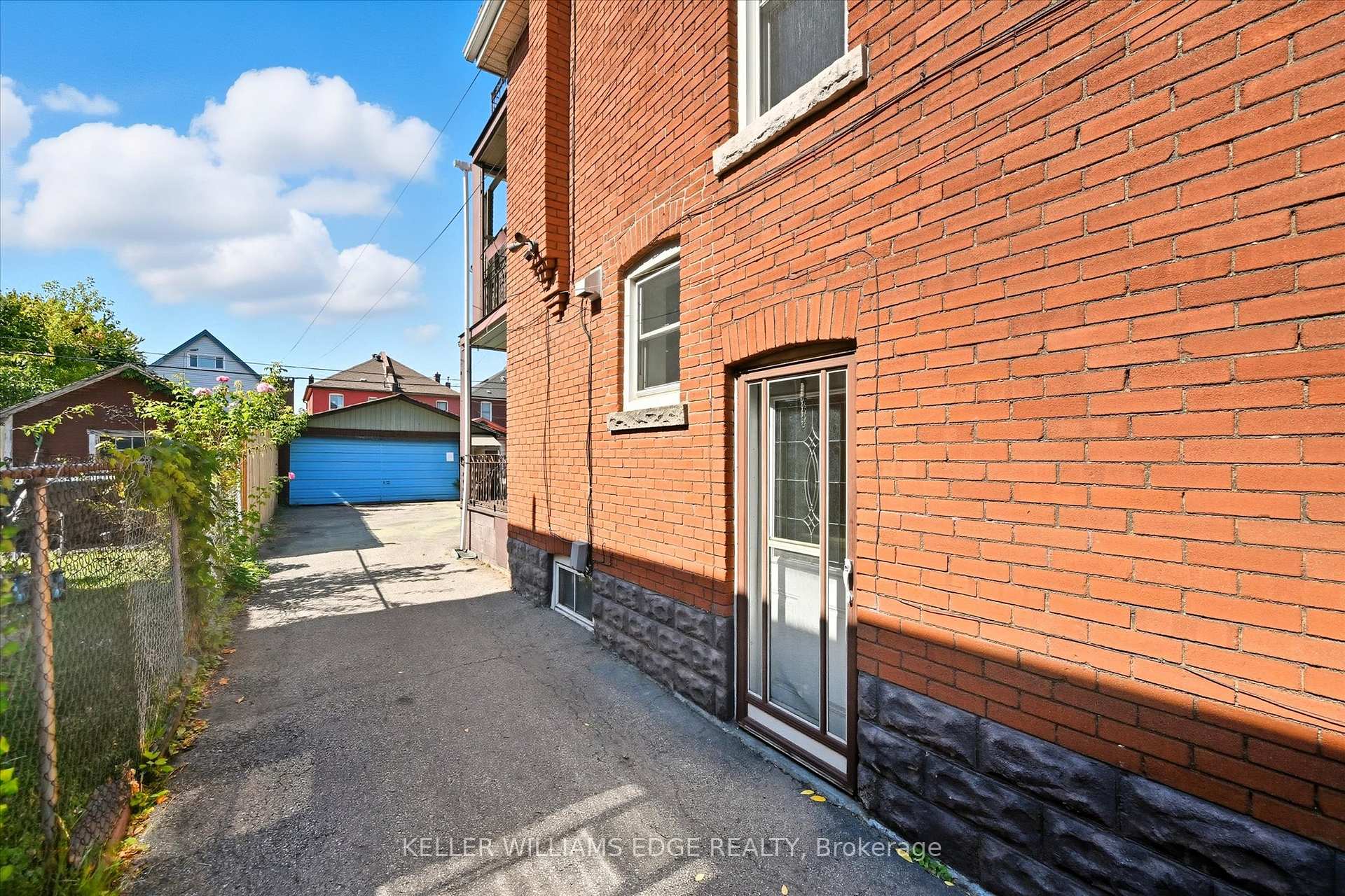 Photo 3 of 239 Rosslyn Avenue N, Hamilton, Crown Point — HOMEH