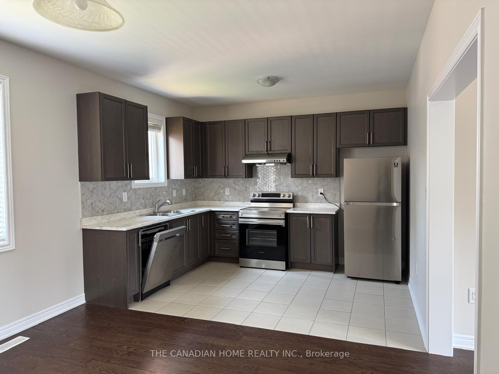 Photo 6 of 54 Hashmi Place, Brampton, Credit Valley — HOMEH