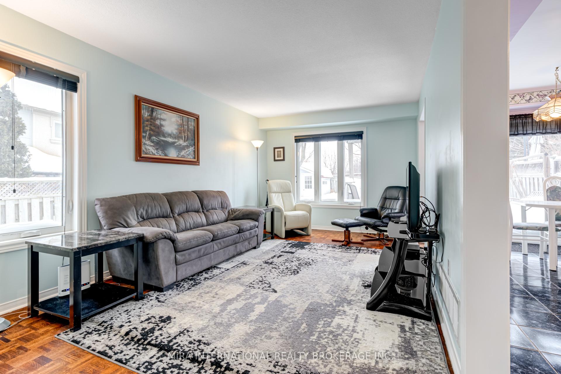 Photo 4 of 64 Roseheath Drive, Vaughan, Maple — HOMEH