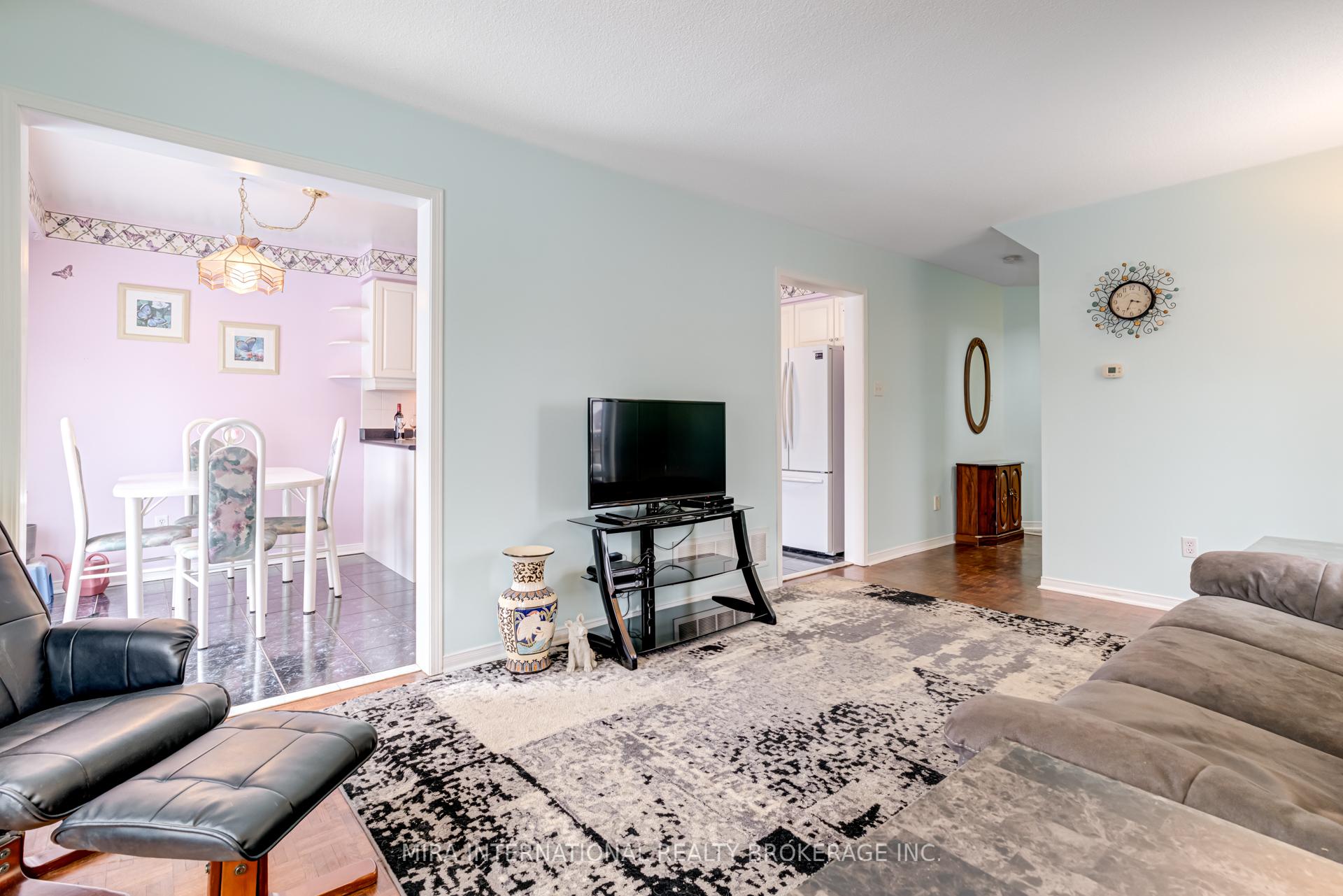 Photo 5 of 64 Roseheath Drive, Vaughan, Maple — HOMEH
