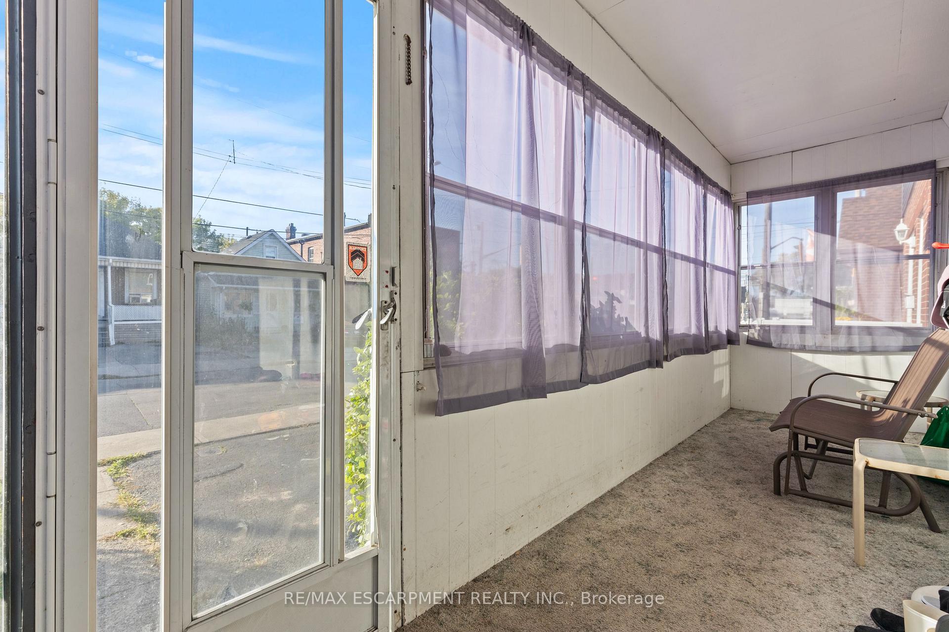 Photo 4 of 30 Frederick Avenue, Hamilton, Crown Point — HOMEH